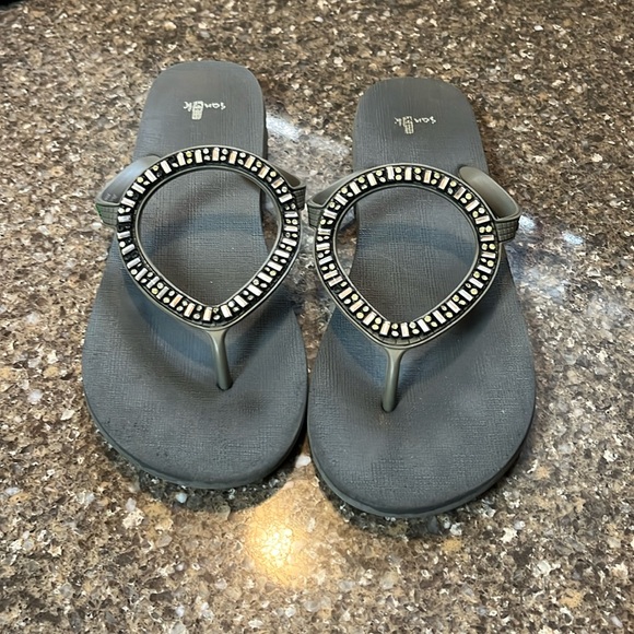 Women’s Sanuk flip flop. - Picture 1 of 3